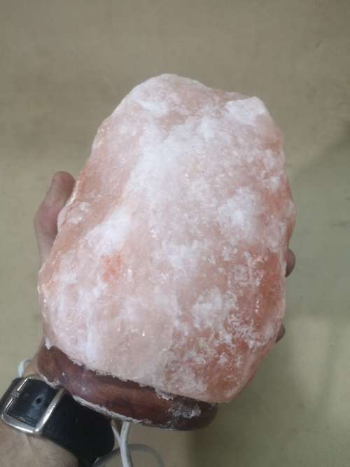 BEAUTIFUL HIMALAYAN ROCK SALT LAMP - WORKING