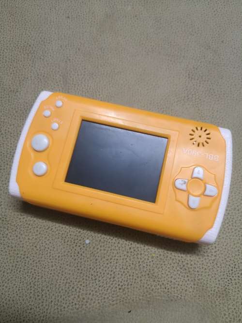 HANDHELD GAMING CONSOLE WITH 21 BUILD IN SEGA GAMES