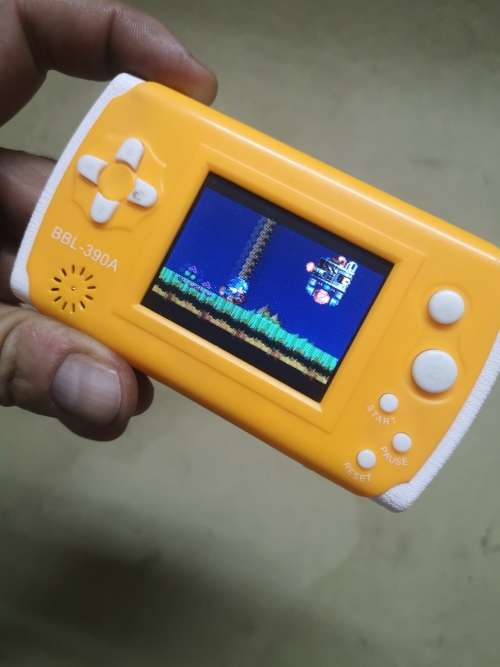 HANDHELD GAMING CONSOLE WITH 21 BUILD IN SEGA GAMES
