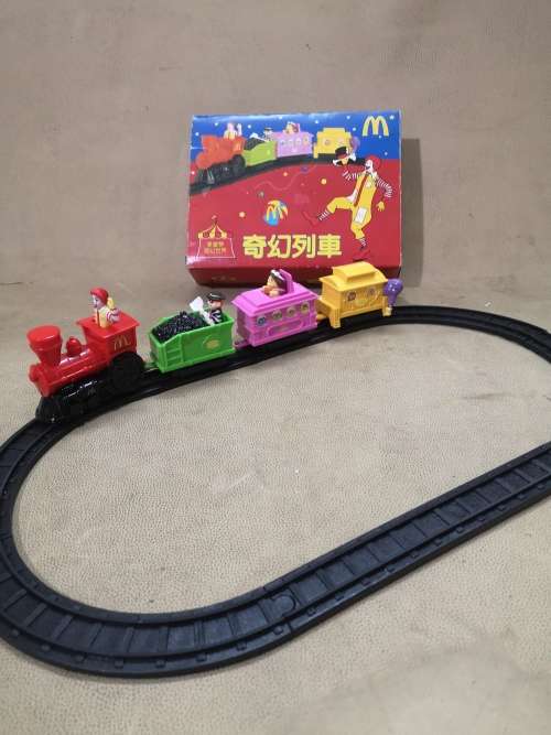 VINTAGE 1999 MCDONALDS TRAIN WITH CHARACTERS & TRACKS IN BOX
