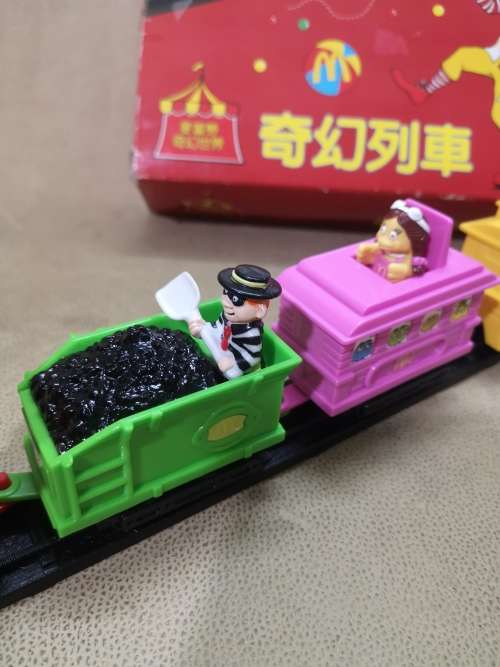 VINTAGE 1999 MCDONALDS TRAIN WITH CHARACTERS & TRACKS IN BOX