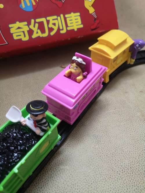 VINTAGE 1999 MCDONALDS TRAIN WITH CHARACTERS & TRACKS IN BOX