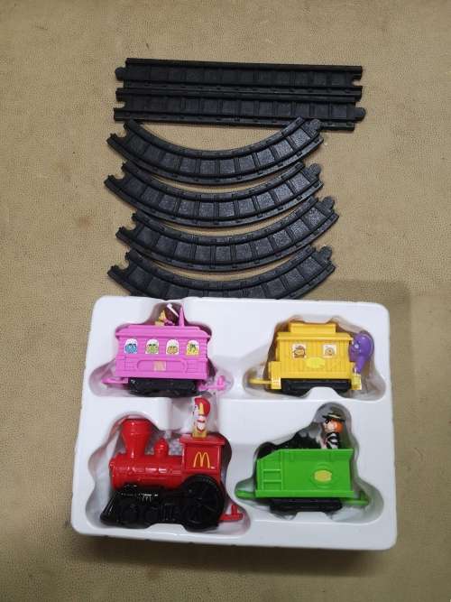 VINTAGE 1999 MCDONALDS TRAIN WITH CHARACTERS & TRACKS IN BOX