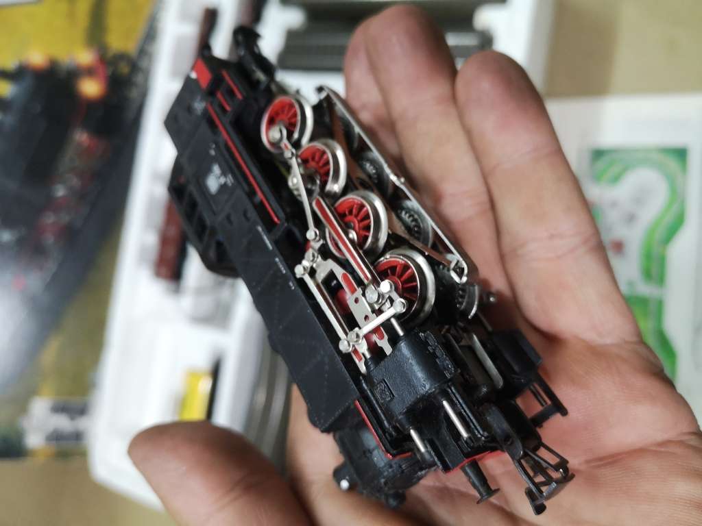 MAGNIFICENT MARKLIN LOCOMOTIVE & TENDER  GOOD WORKING CONDITION IN BOX