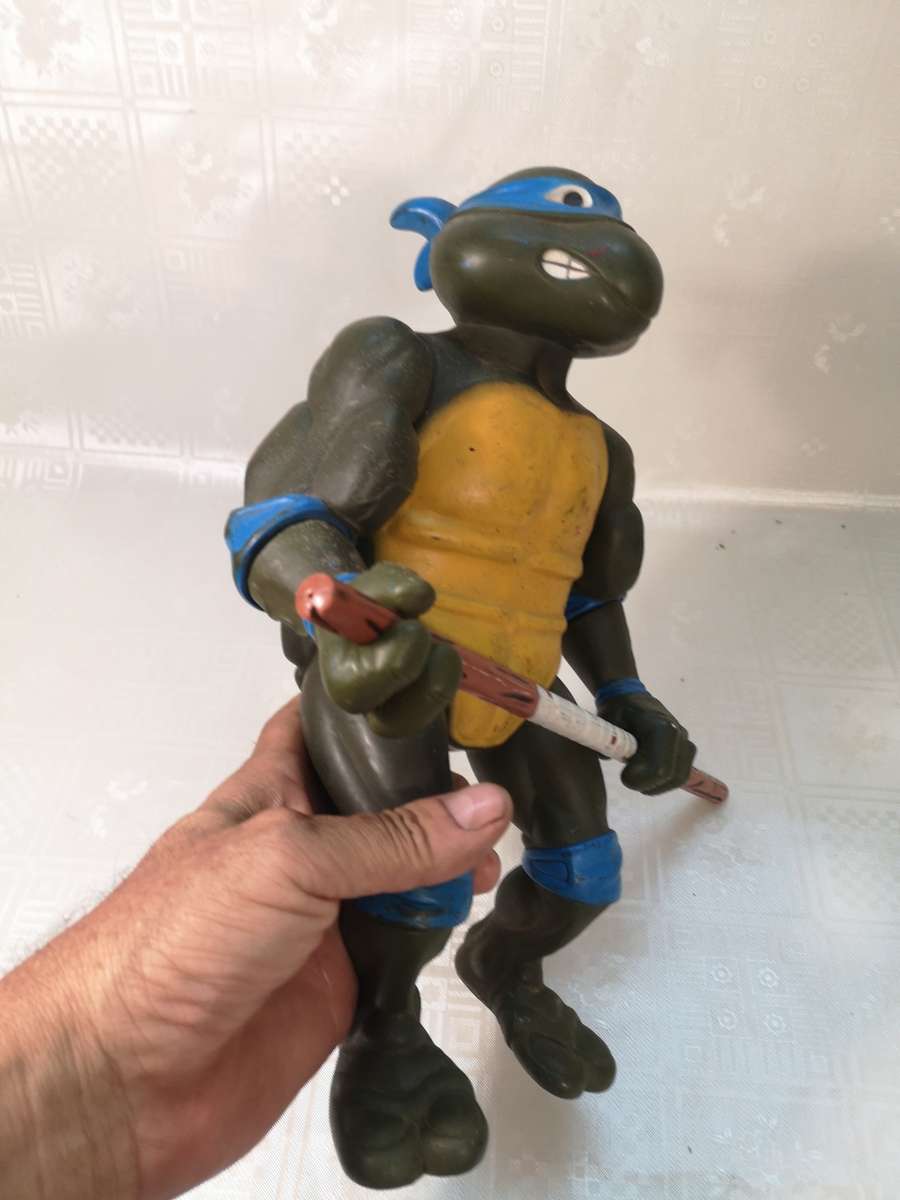 GIANT VINTAGE 1988 NINJA TURTLES LEONARDO BY PLAYMATES TOYS - MIRAGE STUDIOS 1 OF 2