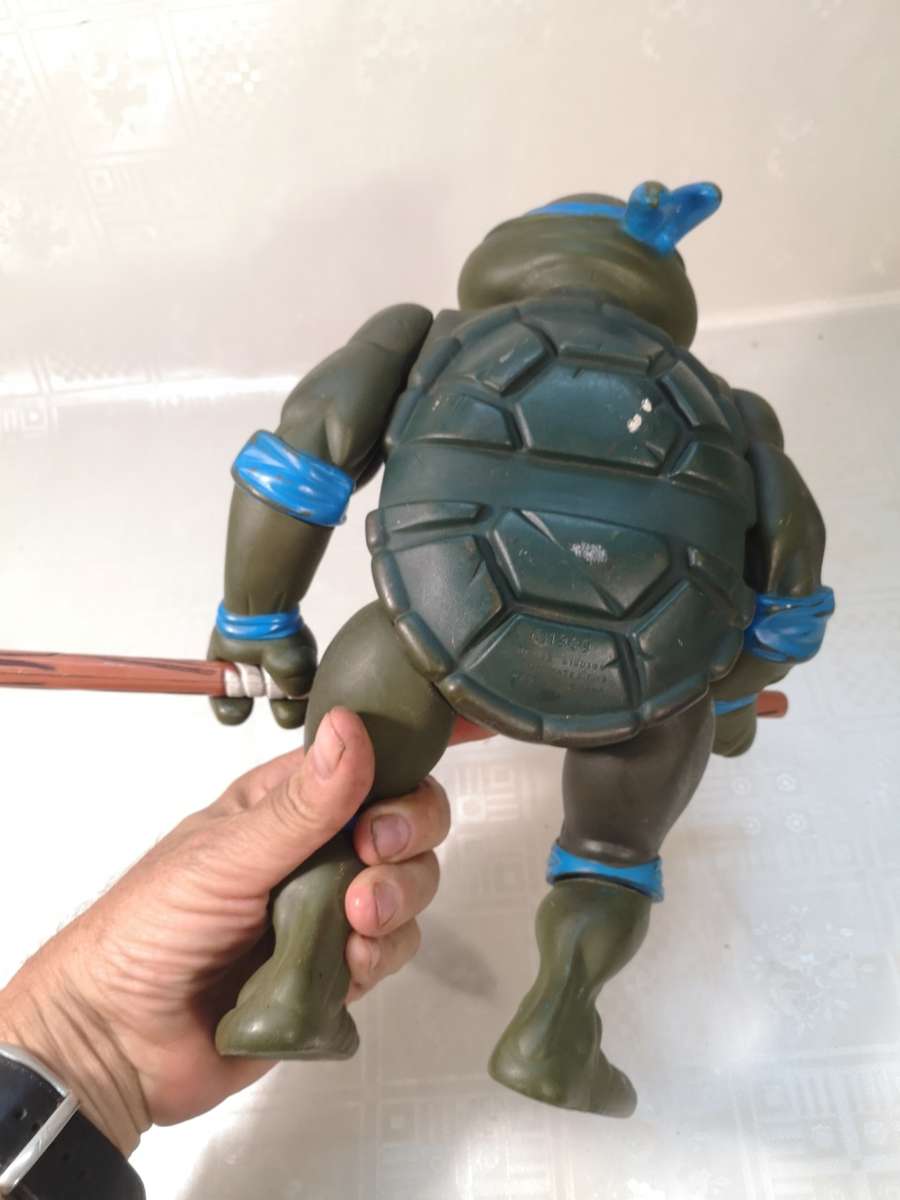 GIANT VINTAGE 1988 NINJA TURTLES LEONARDO BY PLAYMATES TOYS - MIRAGE STUDIOS 1 OF 2