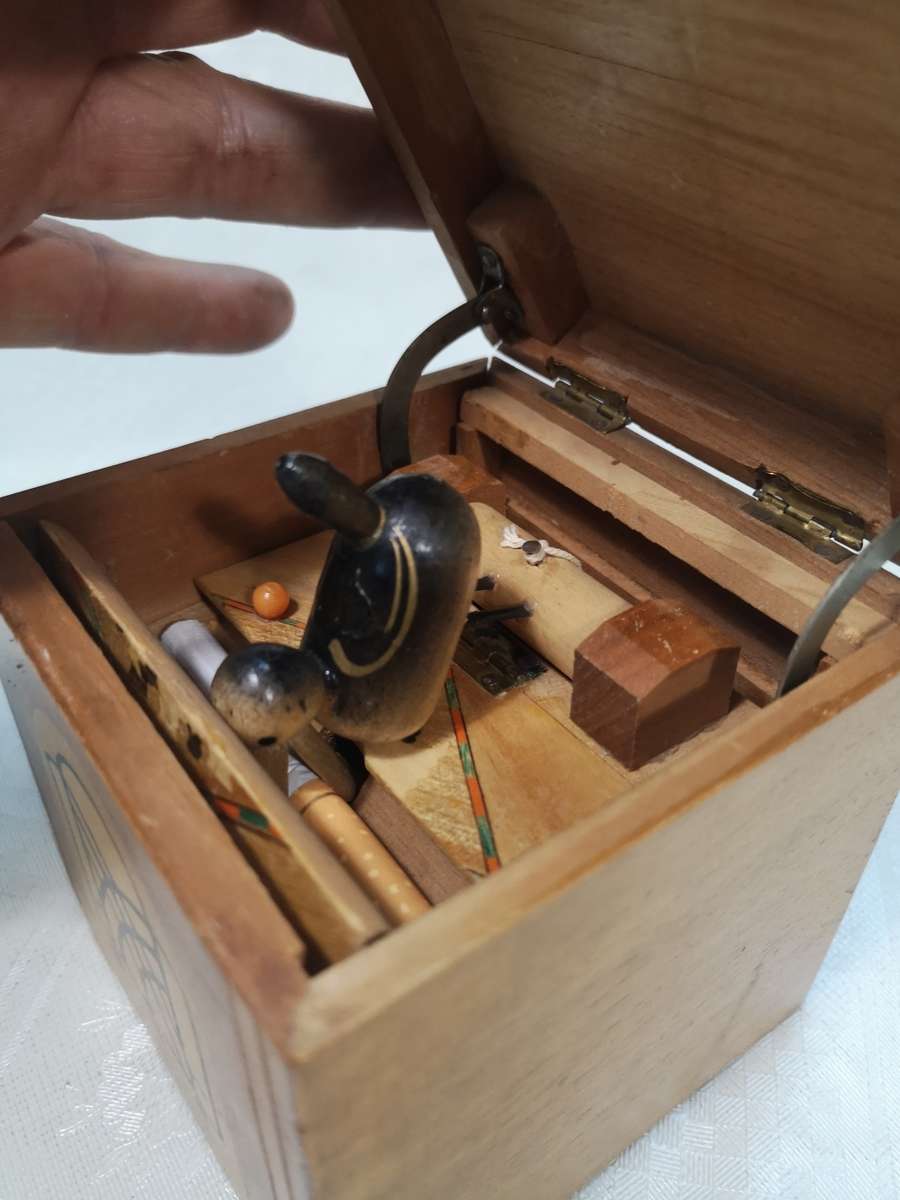 ANTIQUE MECHANICAL CIGARETTE DISPENSER BOX MARQUETRY INLAY WITH ANIMATED TUNE