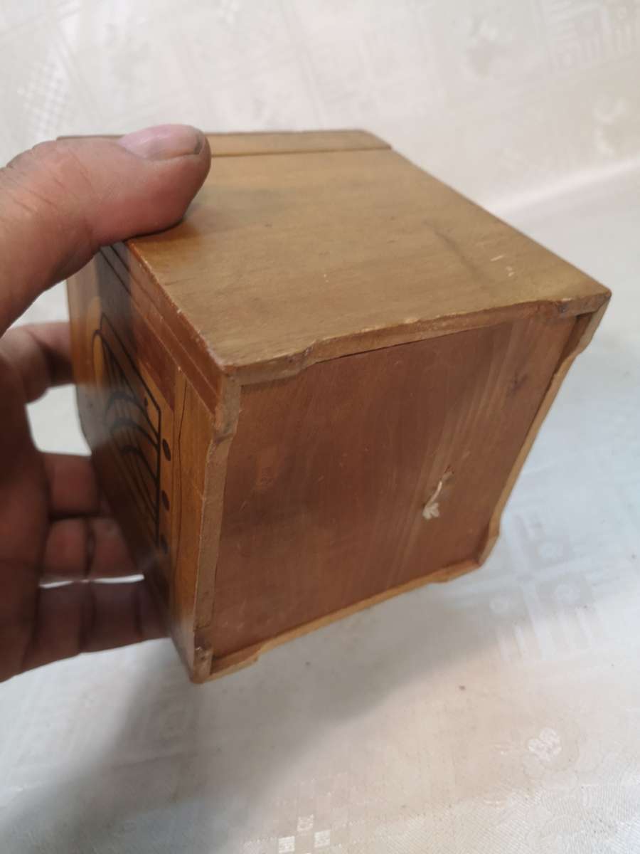 ANTIQUE MECHANICAL CIGARETTE DISPENSER BOX MARQUETRY INLAY WITH ANIMATED TUNE