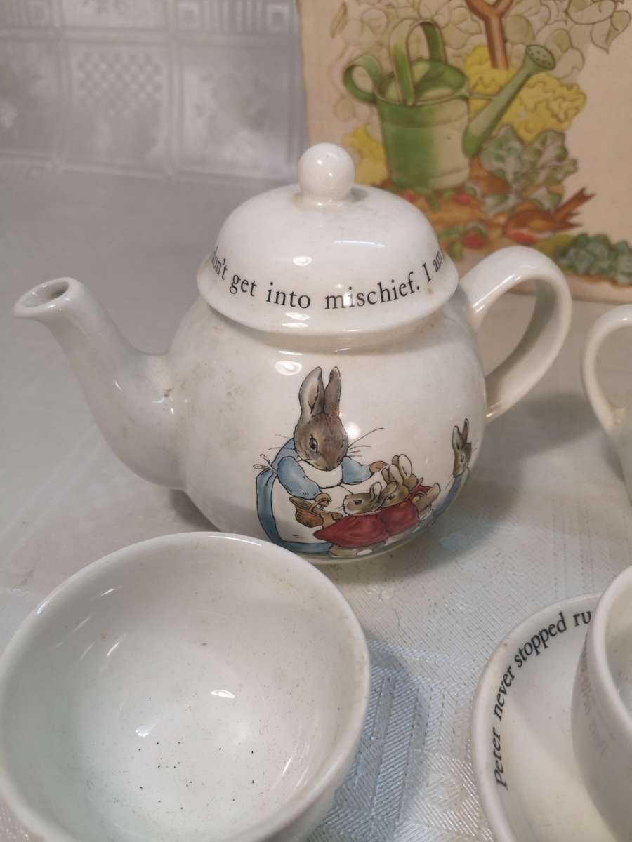 VINTAGE WEDGWOOD CHILDS POTTER PETER RABBIT 10 PIECE TEA SET - MINT IN ORIGINAL BOX