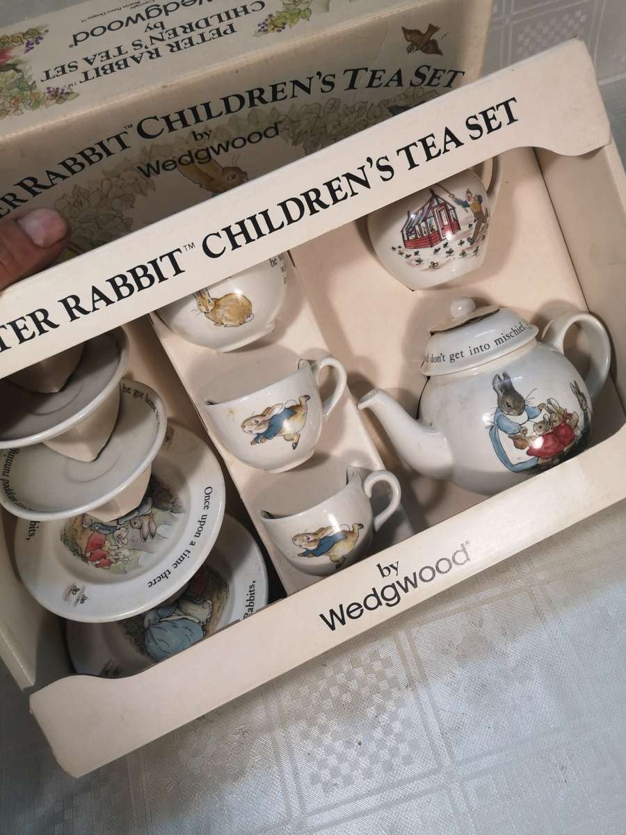 VINTAGE WEDGWOOD CHILDS POTTER PETER RABBIT 10 PIECE TEA SET - MINT IN ORIGINAL BOX