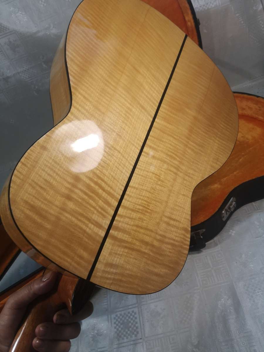 VINTAGE JAPANESE ACOUSTIC GUITAR IN A BEAUTIFUL CASE