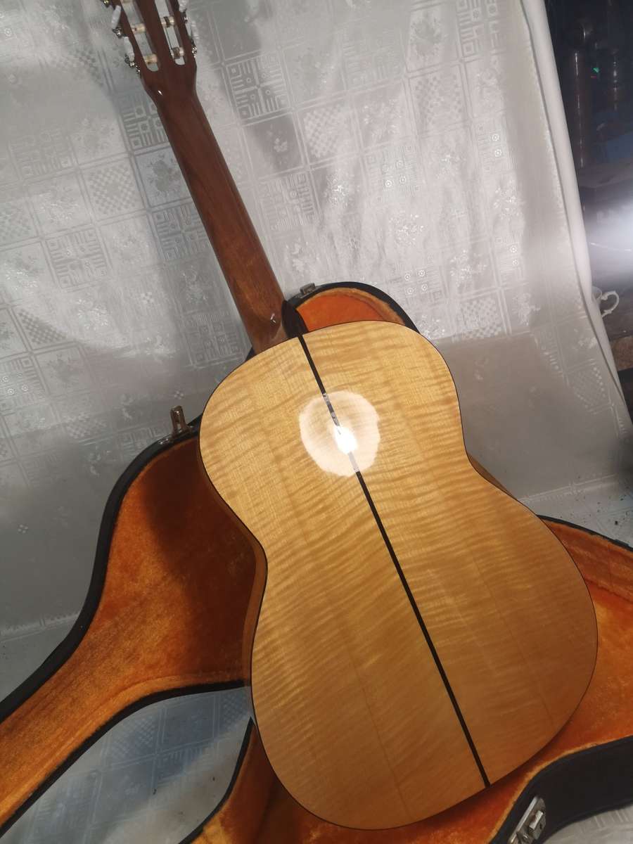 VINTAGE JAPANESE ACOUSTIC GUITAR IN A BEAUTIFUL CASE