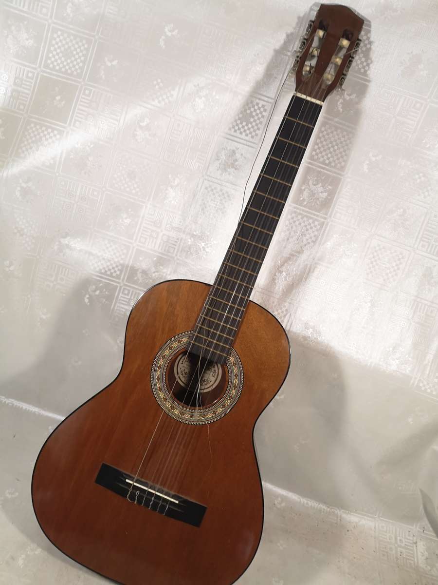 BEAUTIFUL HONDO H90N HALF SIZE CLASSICAL GUITAR