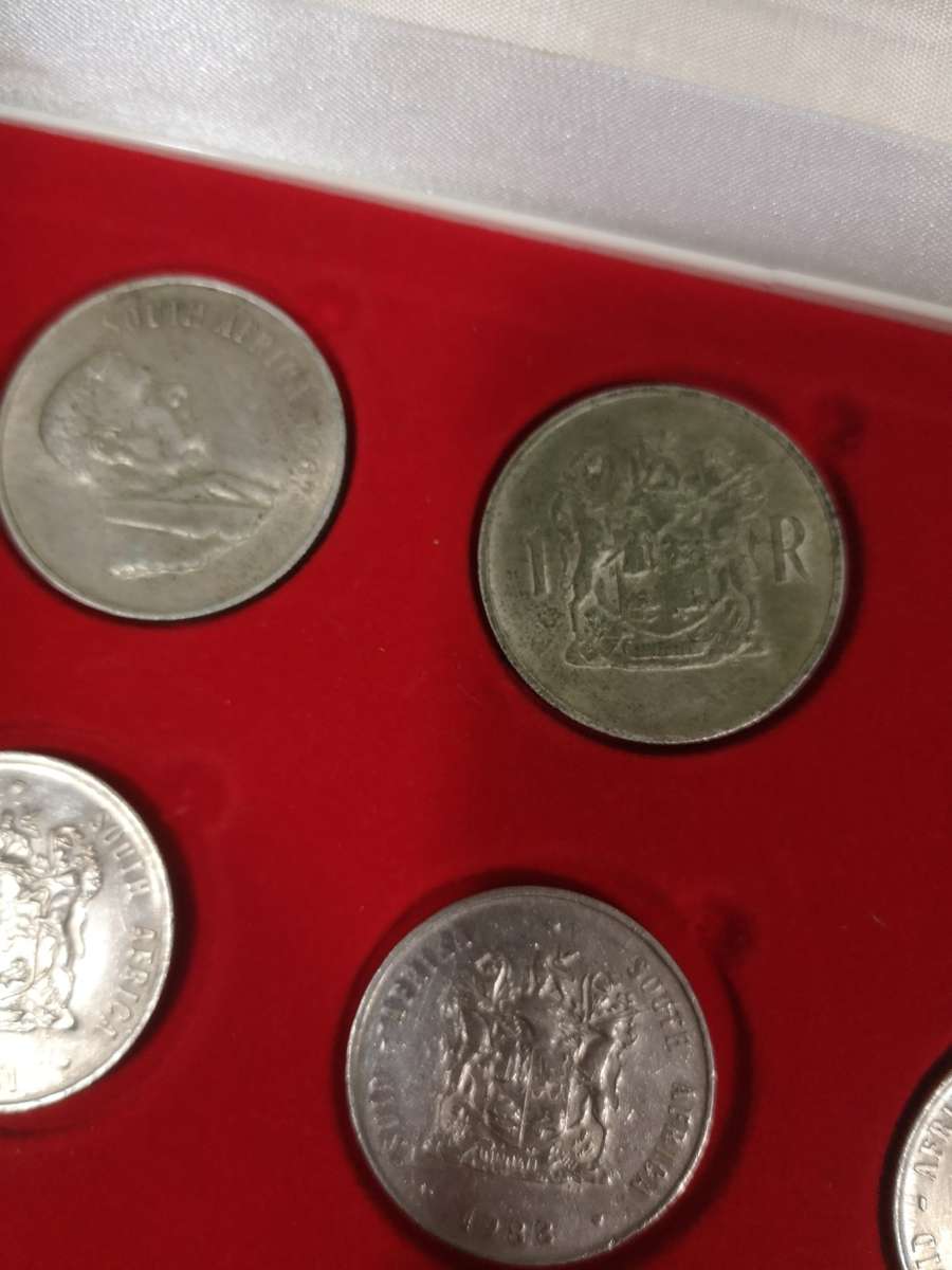 MASSIVE COLLECTION OF VINTAGE R1 COINS IN A MAGNIFICENT DISPLAY CASE