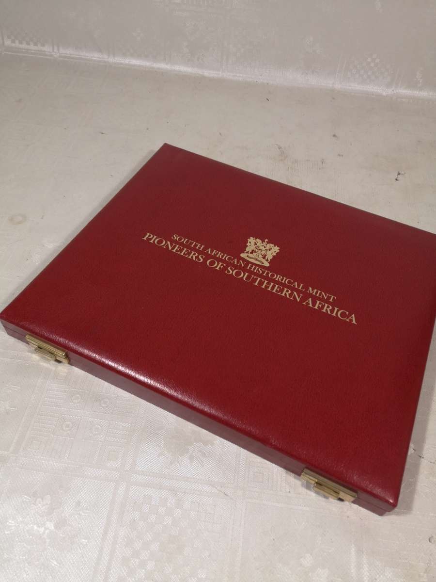 MASSIVE COLLECTION OF VINTAGE R1 COINS IN A MAGNIFICENT DISPLAY CASE