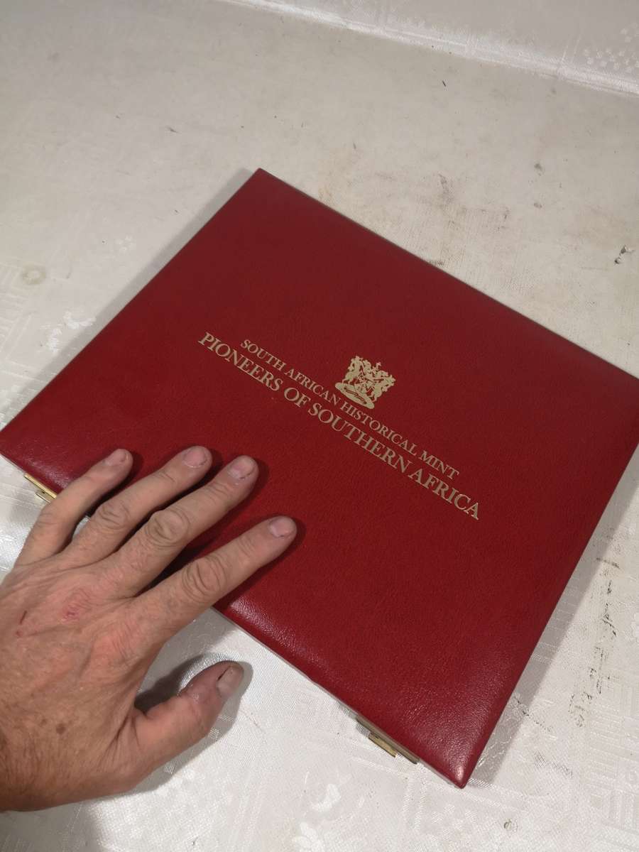 MASSIVE COLLECTION OF VINTAGE R1 COINS IN A MAGNIFICENT DISPLAY CASE