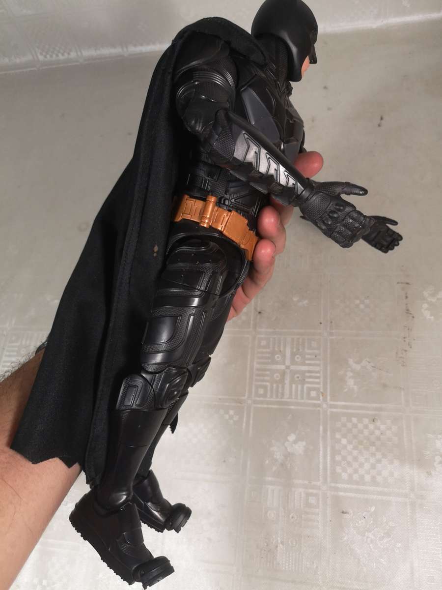 VERY LARGE BATTERY OPERATED BATMAN DARK KNIGHT ACTION FIGURE (TESTED WORKING TALKS & MOVES)