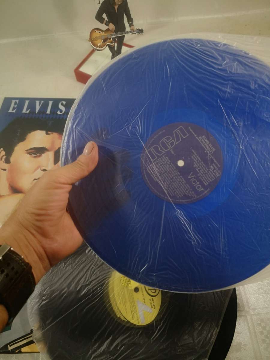 STUNNING ELVIS FIGURINE AND LP COLLECTION