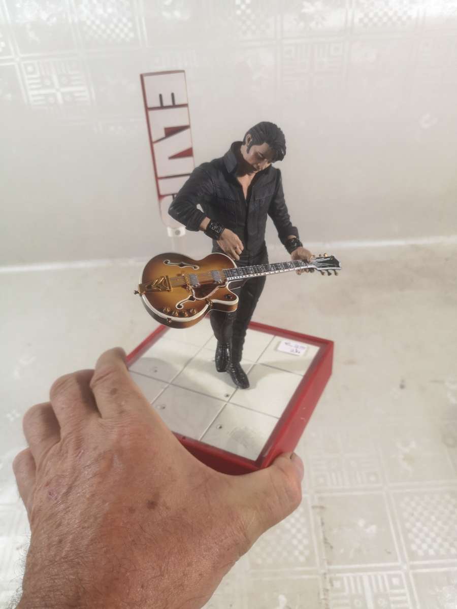 STUNNING ELVIS FIGURINE AND LP COLLECTION