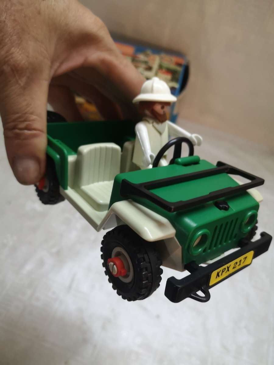 Vintage 1981`s Playmobil 3532v4 - Green jeep in the desert with Box