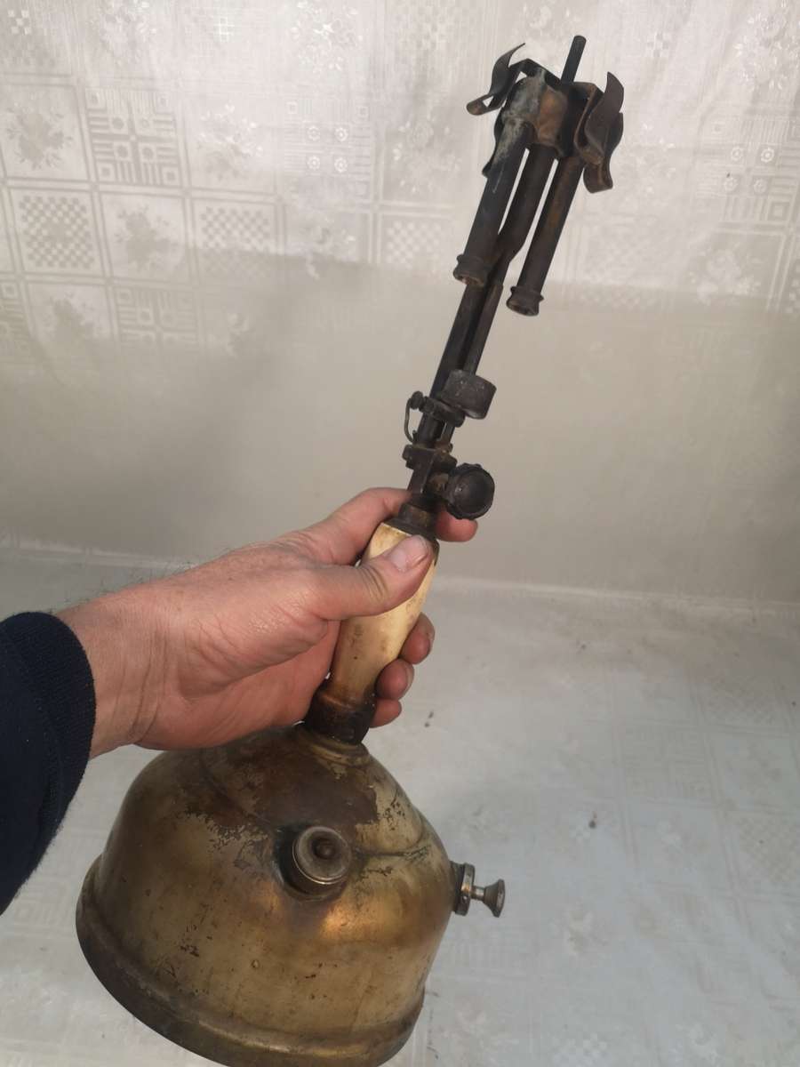 VINTAGE COLEMAN 159 KEROSENE LAMP