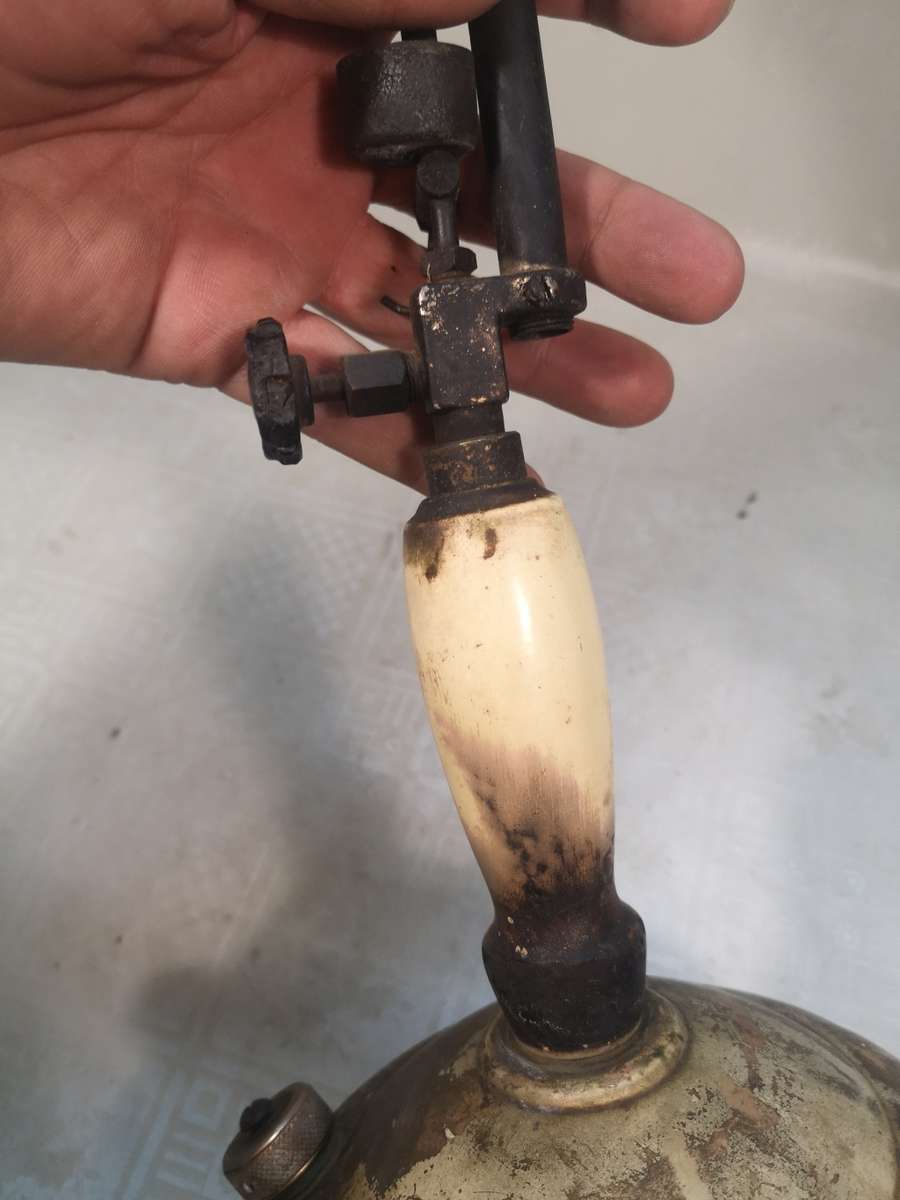 VINTAGE COLEMAN 159 KEROSENE LAMP