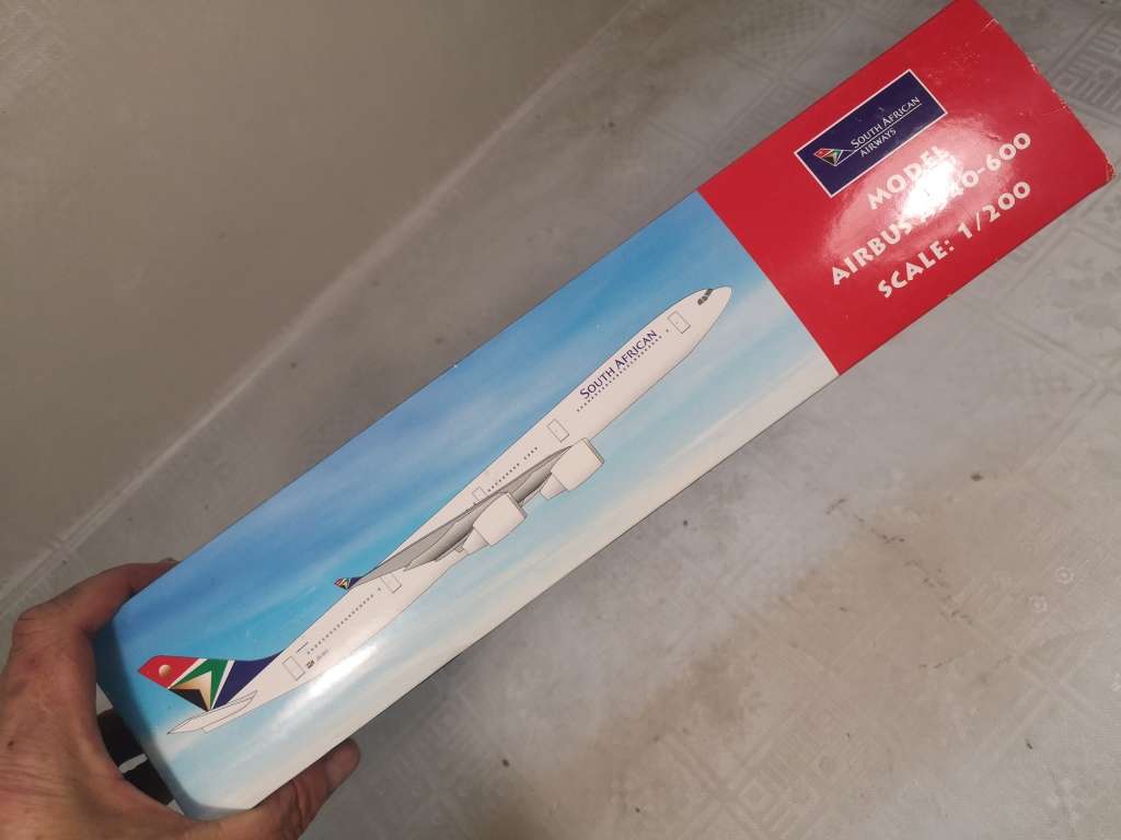 LARGE SOUTH AFRICAN AIRWAYS AIRBUS A340-600 MODEL 1/200 WITH STAND - NEW UNBUILD