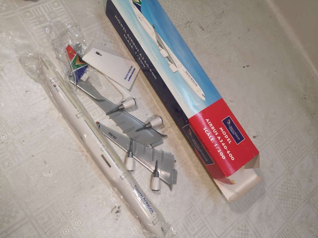 LARGE SOUTH AFRICAN AIRWAYS AIRBUS A340-600 MODEL 1/200 WITH STAND - NEW UNBUILD
