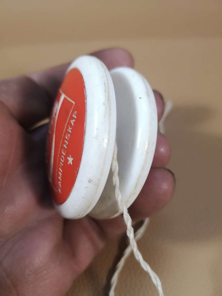 ULTRA RARE!! COCA-COLA GENUINE RUSSELL CHAMPIONSHIP 1970S YO-YO SLIMLINE SHAPE IN AFR AND ENG
