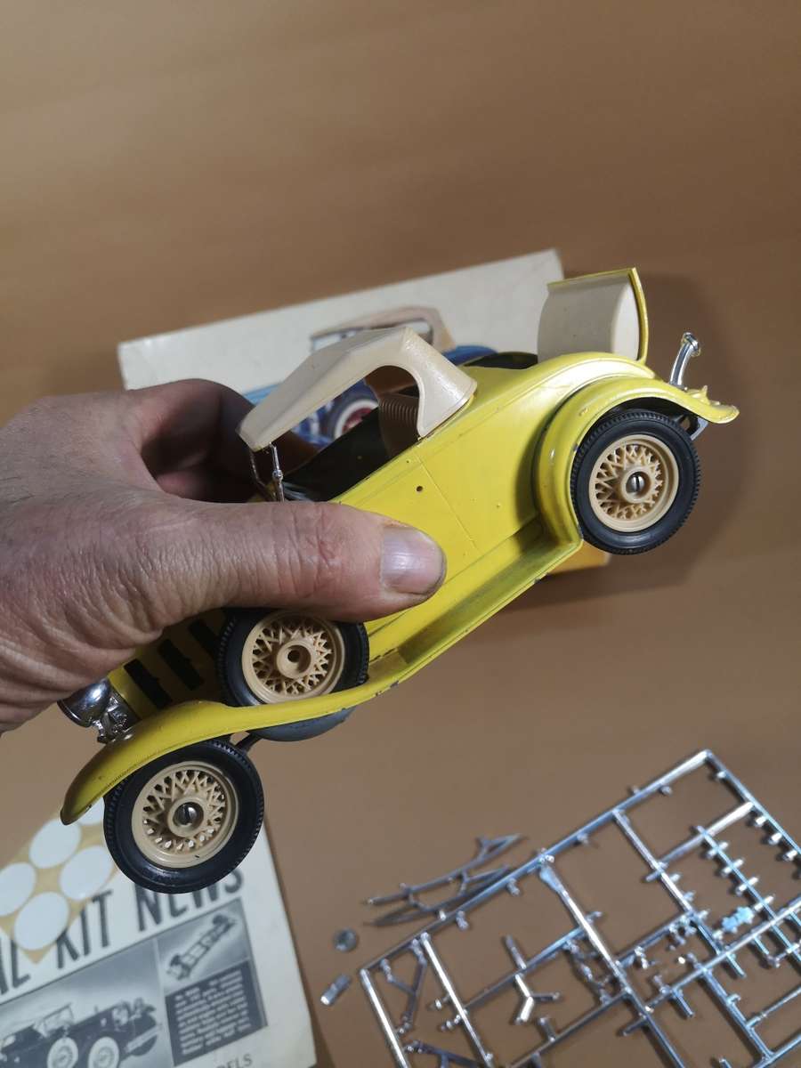 Vintage 1960's Hubley 1932 Chevrolet Roadster METAL Model Car Kit 1:20 Scale