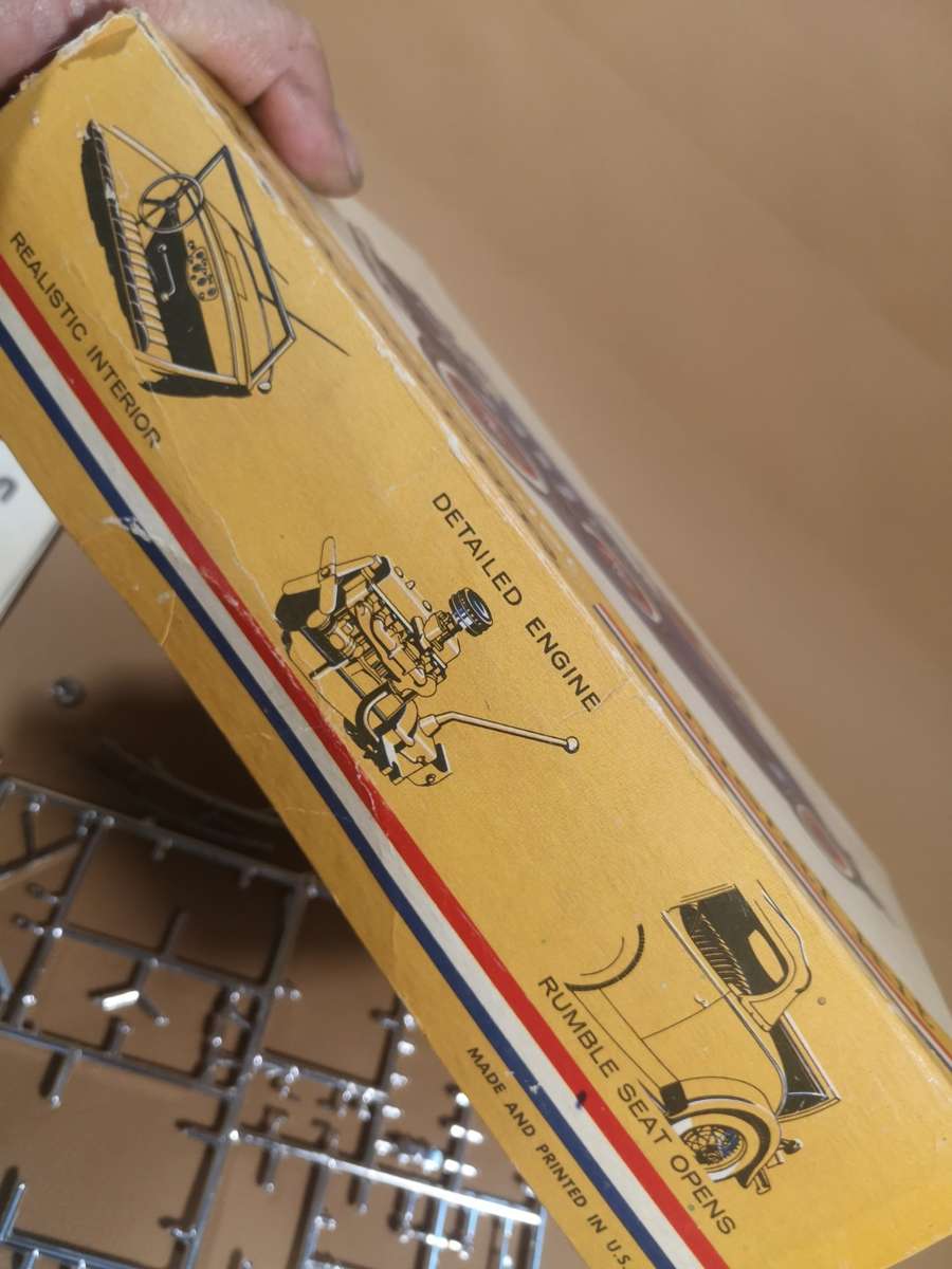 Vintage 1960's Hubley 1932 Chevrolet Roadster METAL Model Car Kit 1:20 Scale