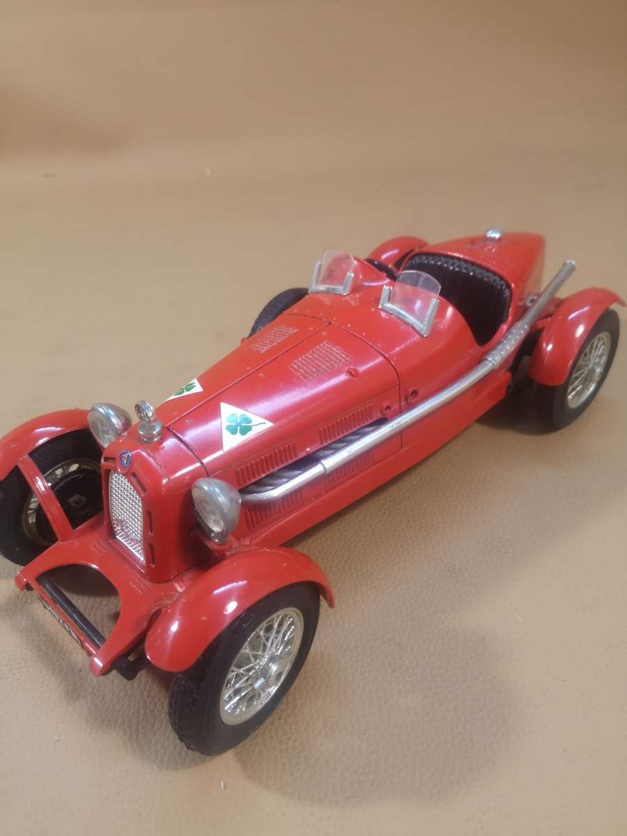 Burago 1/18 Scale Diecast 3014 - Alfa Romeo 8C 2300 Monza 1931 Red