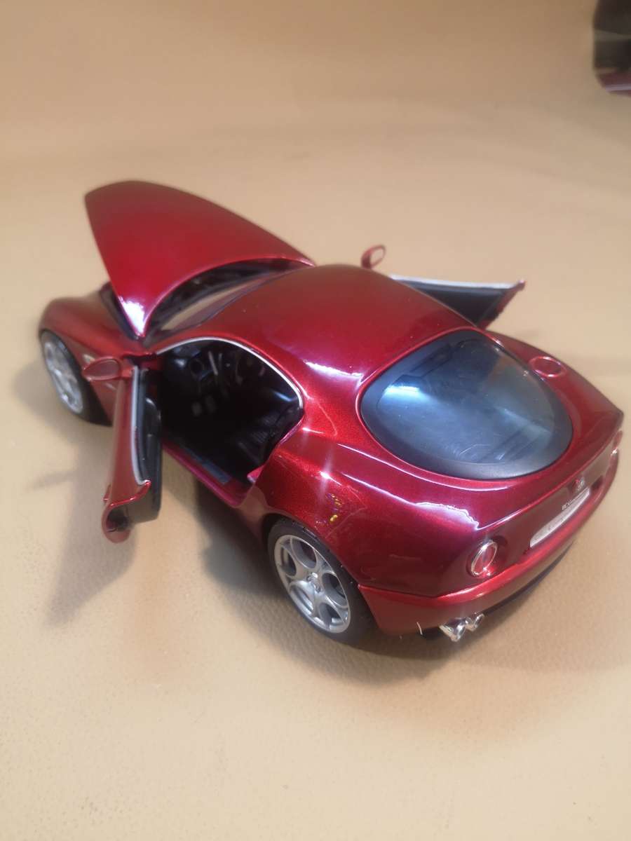 Bburago 1/18 Alfa Romeo 8C Competizione Die Cast