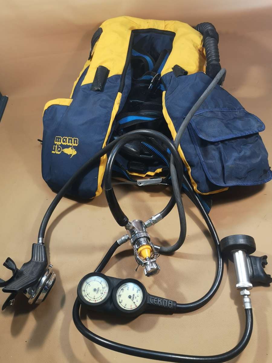 SCUBA DIVING EQUIMENT