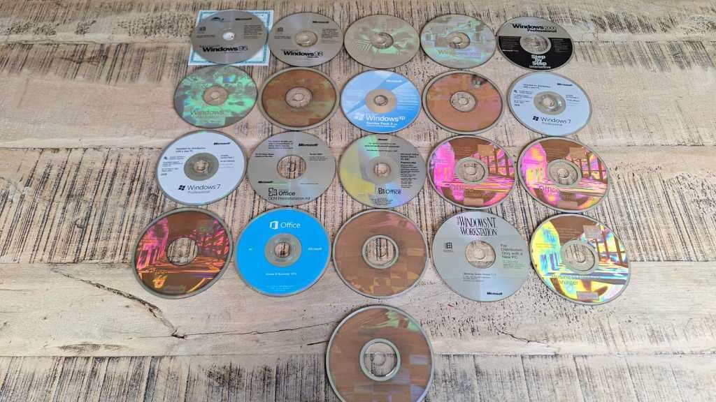 Microsoft Collection - Own a piece of MS history - 16 Original discs from Window 95 Very good State!