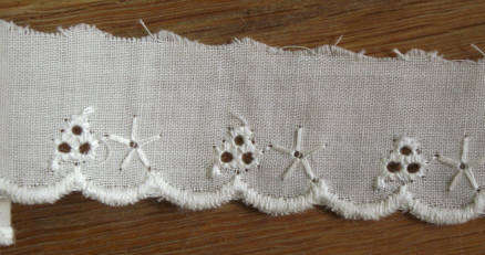 BARGAIN Anglaise Lace Cream (Stalk)26mm wide
