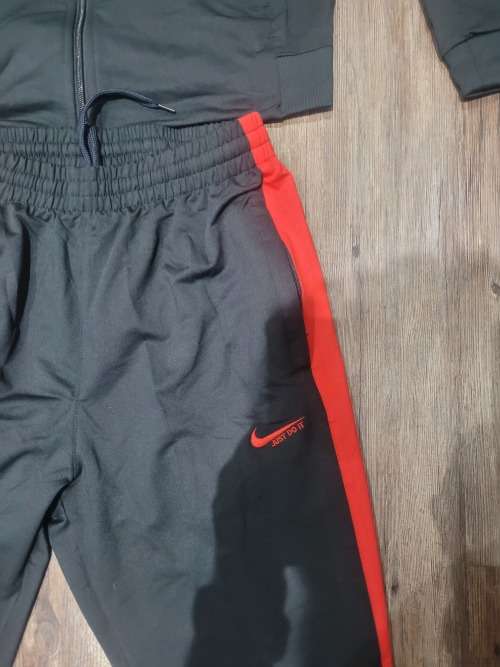 NEW ORIGINAL NIKE TRACKSUIT LARGE (SEE DESCRIPTION)