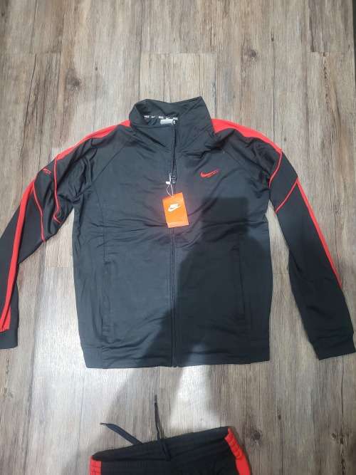 NEW ORIGINAL NIKE TRACKSUIT LARGE (SEE DESCRIPTION)