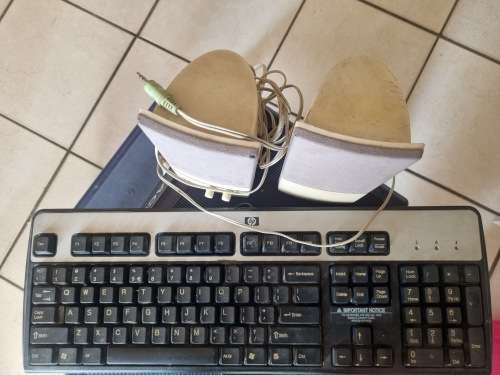 HP keyboard and unbranded speakers
