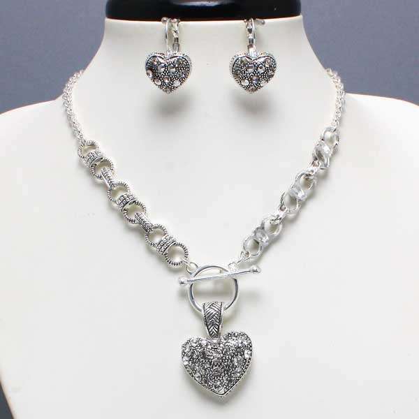 WORLD CUP SPECIAL - WAS R149  NOW R129 -SILVER PUFF HEART FASHIONABLE LADIES NECKLACE SET