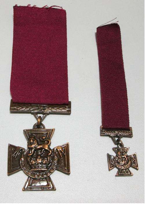 1856 - 1914 The Victoria Cross Full Size + Miniature --- Replicas