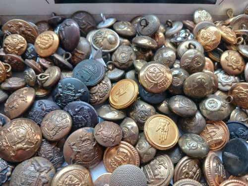 400 MIX Buttons                   `` ONE BID FOR THE LOT ``