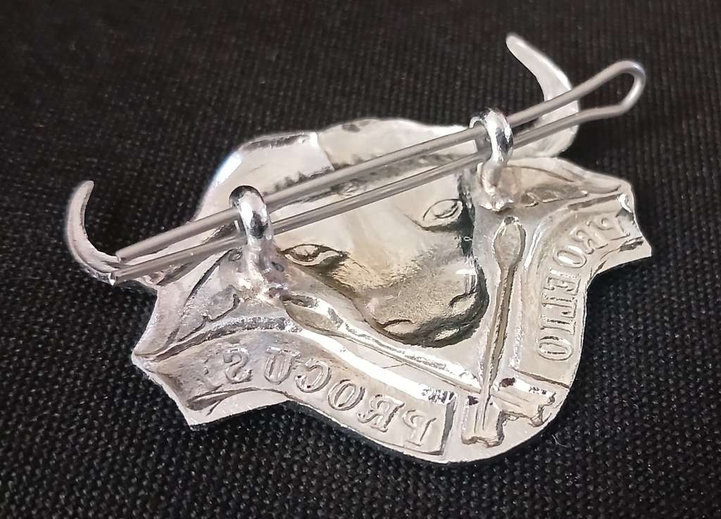 32 BATTALION CHROMED BERET BADGE            R46