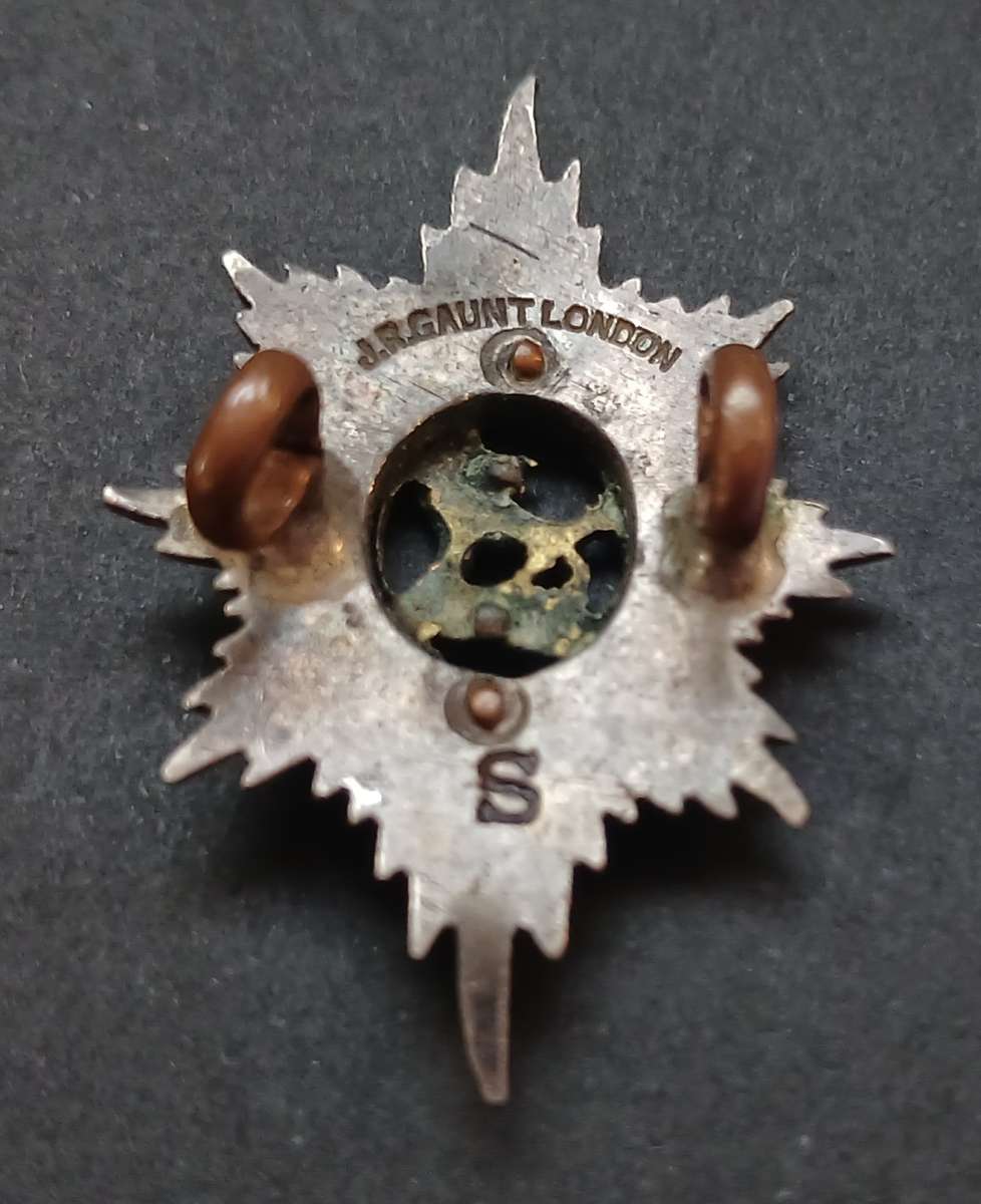 WW2 WORCESTERSHIRE REGIMENT OFFICER`S CAP BADGE ( MAKERS MARK J.R. GAUNT LONDON  S )   R56