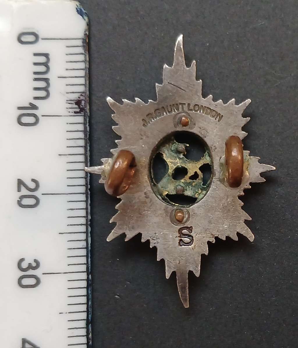 WW2 WORCESTERSHIRE REGIMENT OFFICER`S CAP BADGE ( MAKERS MARK J.R. GAUNT LONDON  S )   R56