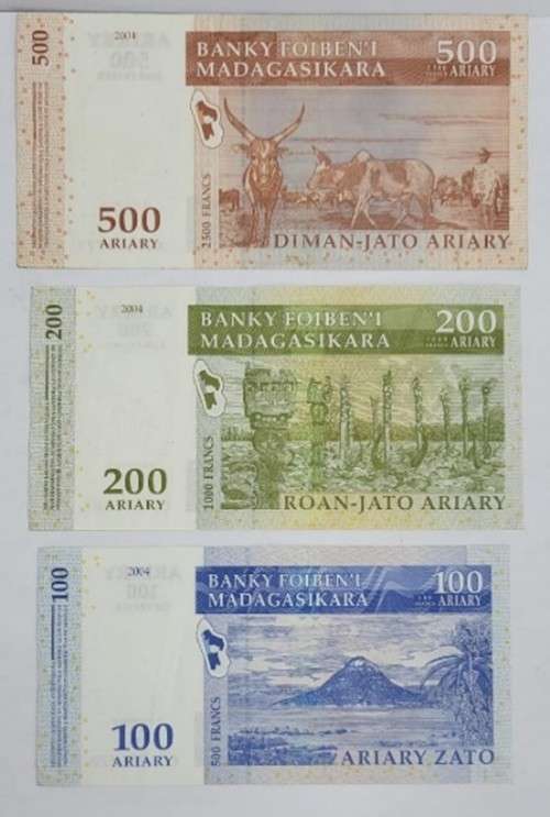 3 x 2014 Madagascar Banknotes Set. 100, 200 & 500 Ariary Banknotes in Crisp Condition