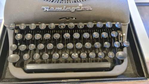 Antique Remington Rand 1951 No.5 De Luxe portable typewriter and carry case.