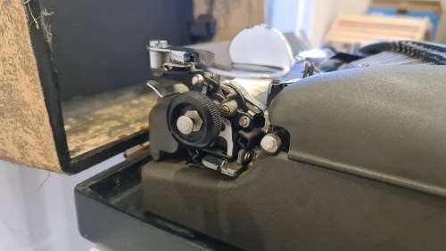 Antique Remington Rand 1951 No.5 De Luxe portable typewriter and carry case.