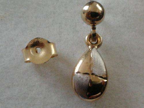 Very pretty !!!!  9ct gold Stud Earrings