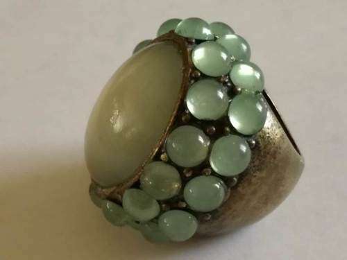 Vintage Ring with 28 small stones and 1 large oval stone